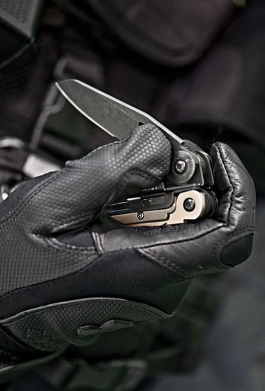 Мультитул-инструмент Leatherman Мод. MUT BLACK (16 инструментов)(12,7см)(317г.)(чехол: нейлон MOLLE-GREEN)