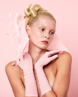 Перчатки из розовой сетки до уровня локтя