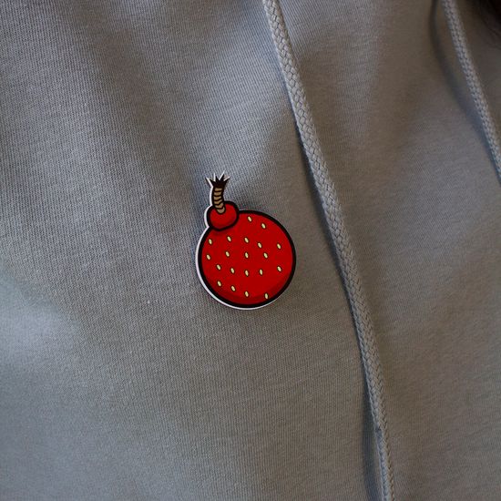 Значок деревянный (брошь) Клубника Бомба. Fire Pin