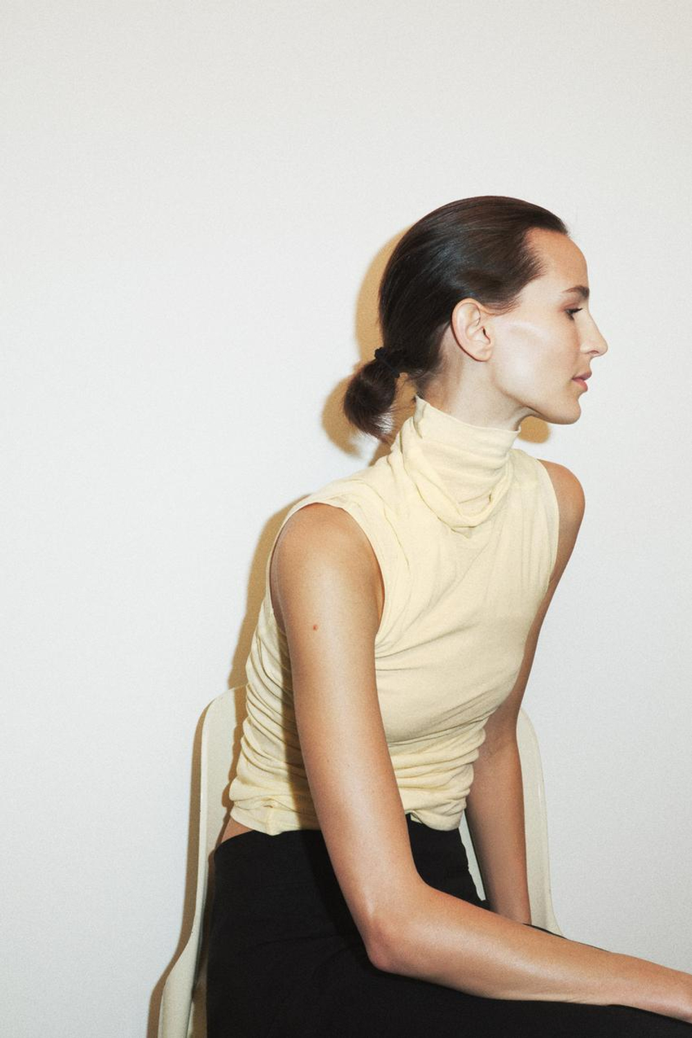 ZARA ФУТБОЛКА SUPIMA® С ВЫСОКИМ ВОРОТНИКОМ, ЦВЕТ СЛИВОЧНОГО МАСЛА