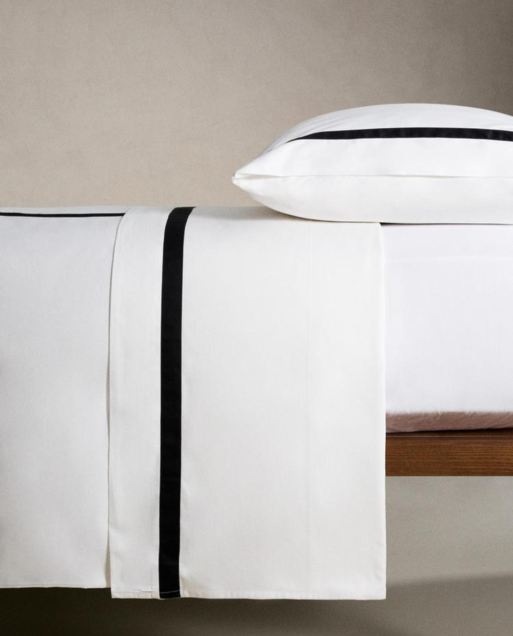 ZARA HOME САТИНОВЫЙ ПОДОДЕЯЛЬНИК С КАЙМОЙ, ЧЕРНЫЙ