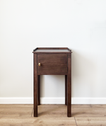 Купить дизайнерский, элегантный, классический приставной прикроватный столик с правым ящиком для хранения из массива натурального дерева бука. Старинная латунная фурнитура по эскизам 19 века, добавляет изысканности и индивидуальности.
Оформите заказ сейчас и наслаждайтесь столиком Crown в своем доме! Доставка доступна как в Москве, так и в регионах.