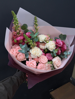 Букет из кустовых роз, диантуса и антирринума