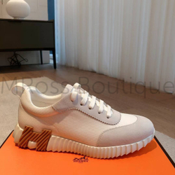Женские кроссовки Hermes Bouncing белого цвета с черными и коричневыми буквами на подошве