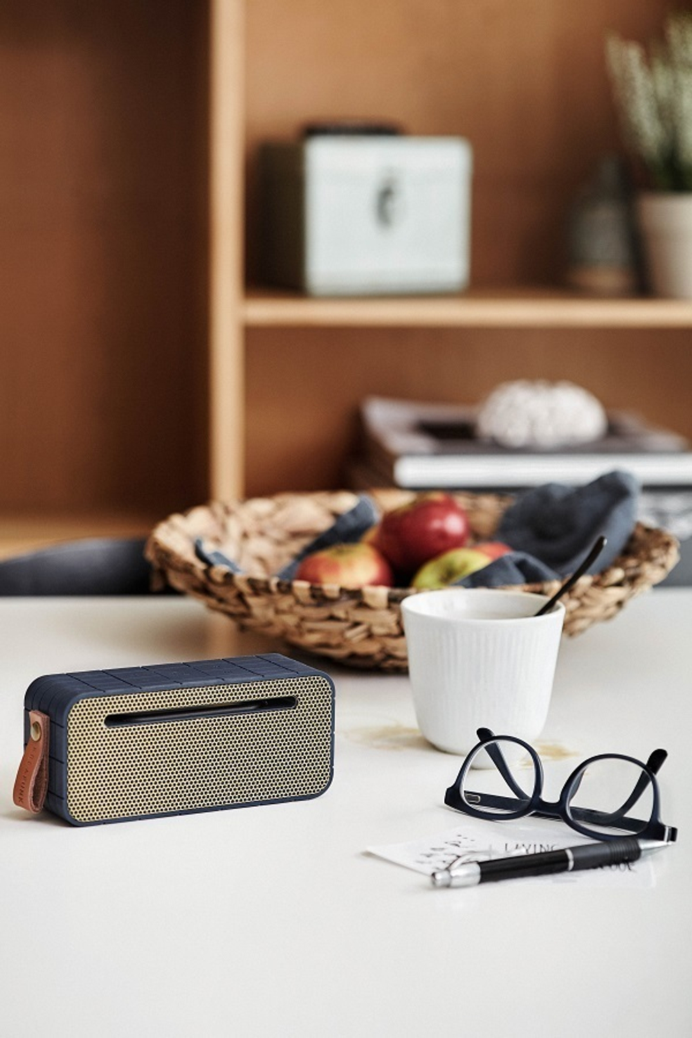 Колонка беспроводная с ремешком amove синяя