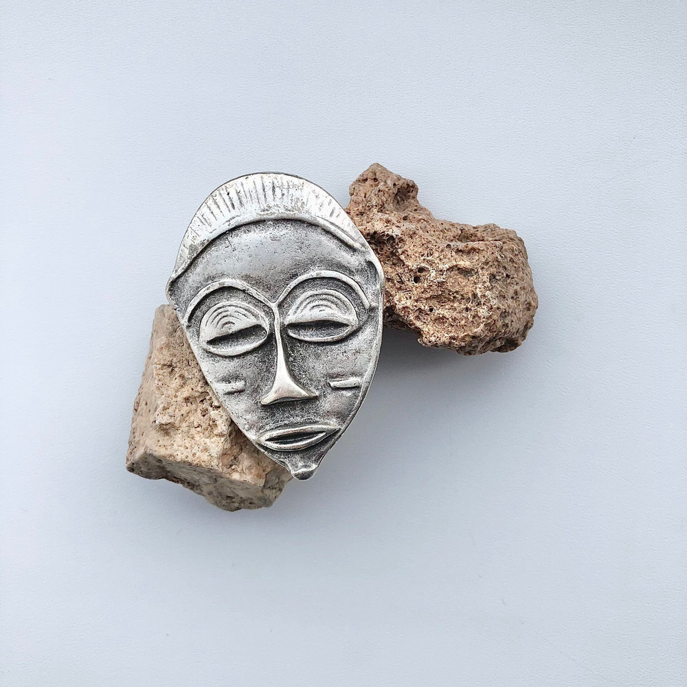 Брошь лицо Египет. Оттенок черненое серебро.