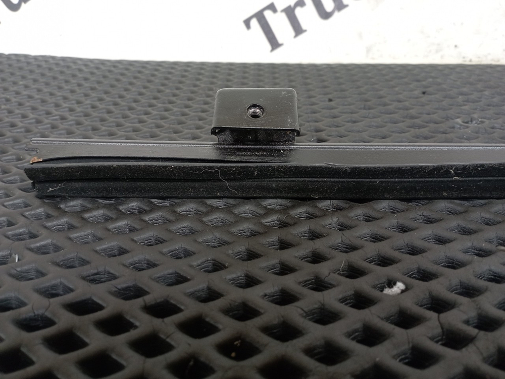 Направляющая стекла двери левой 2023г