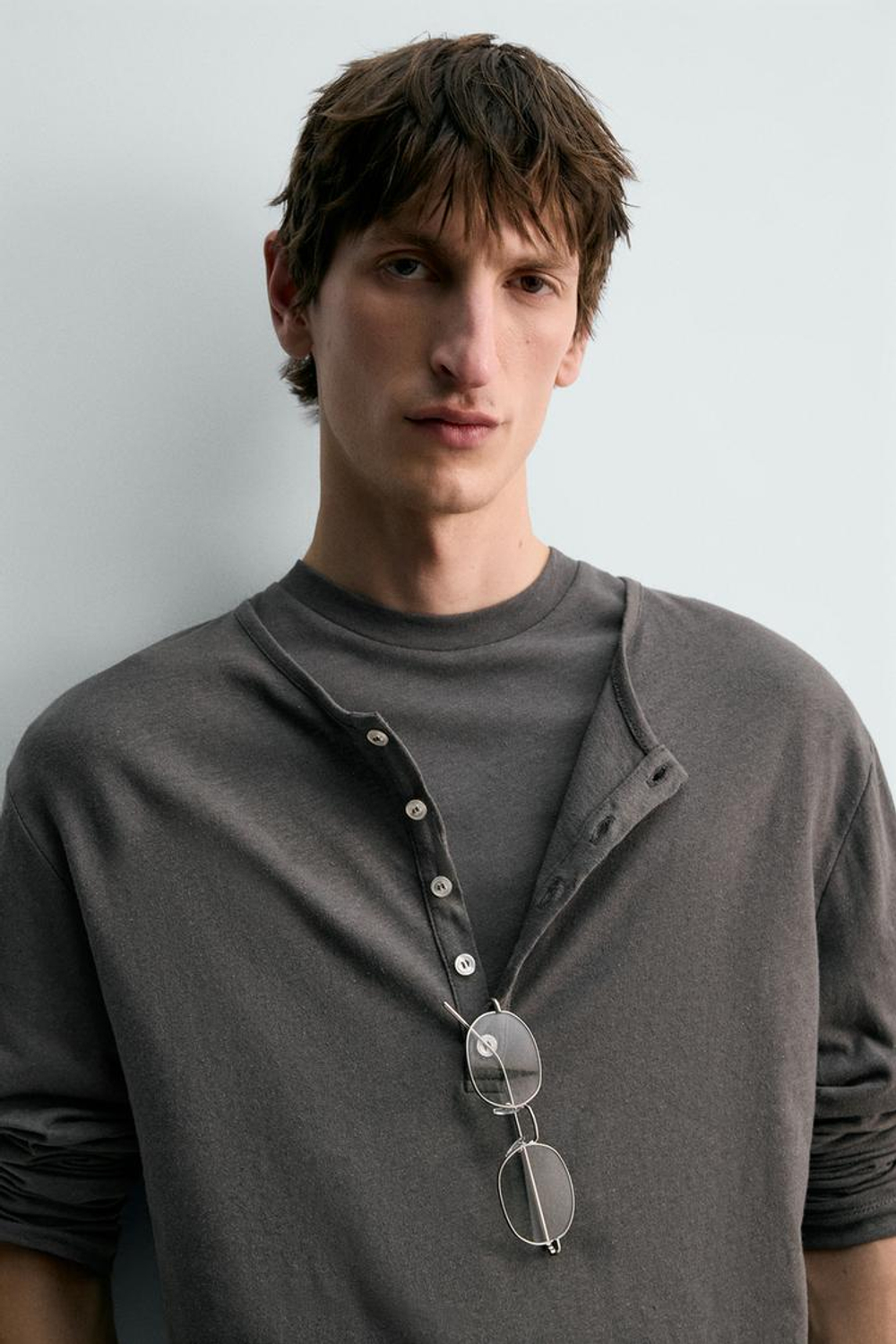 ZARA ФУТБОЛКА ИЗ ХЛОПКА И ЛЬНА С ВОРОТНИКОМ НА ПУГОВИЦАХ, ТЕМНО-СЕРЫЙ