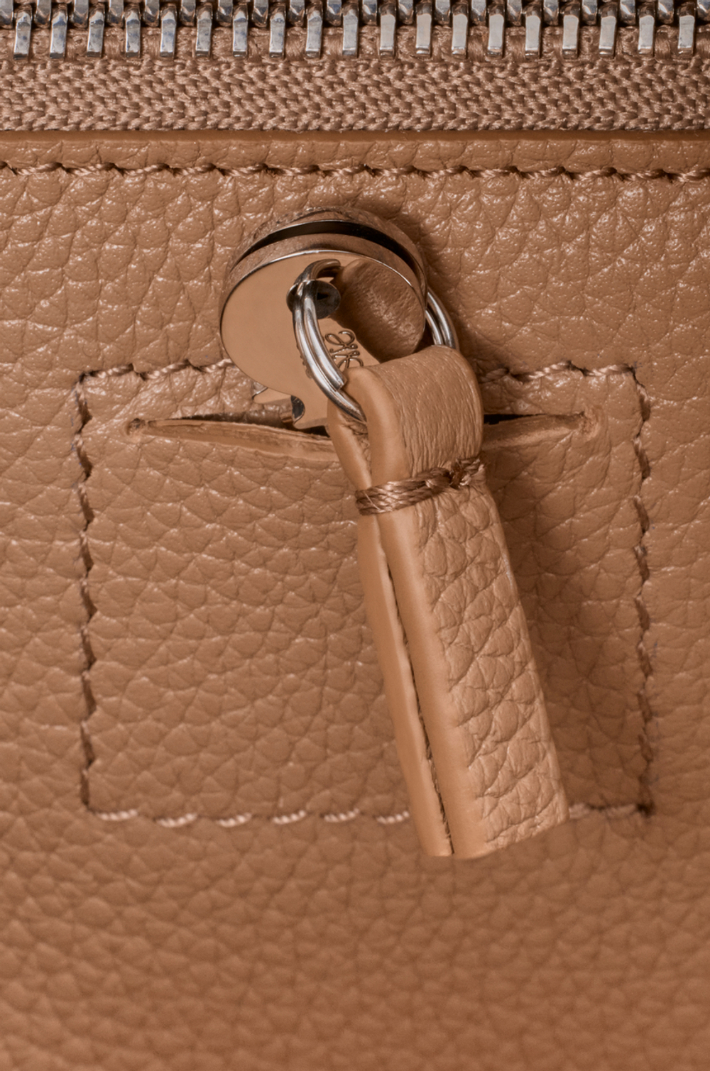 Loewe Сумка Amazona 23 из мягкой зернистой телячьей кожи, мокко