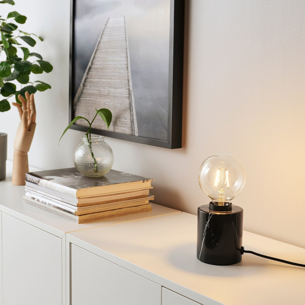 IKEA MARKFROST  (ИКЕА МАРКФРОСТ)  -  / LUNNOM Настольная лампа с лампой, черный мрамор/прозрачная сфера