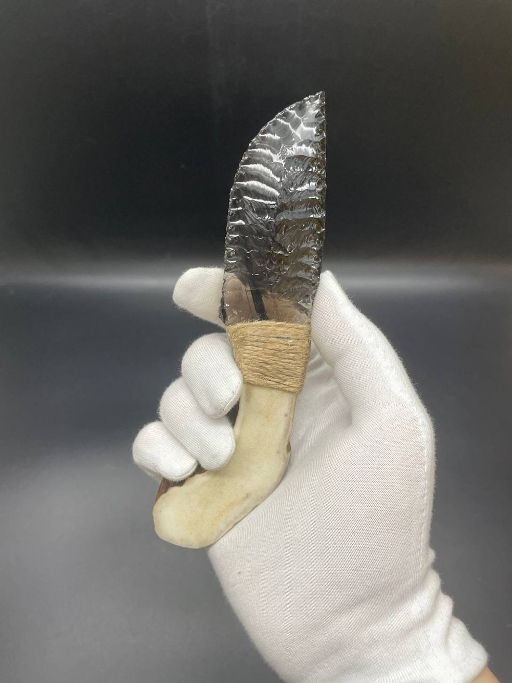 Обсидиановый нож с рукояткой из рога оленя с рисунком скорпиона 16 см