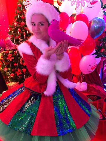 Шоу с цветными голубями