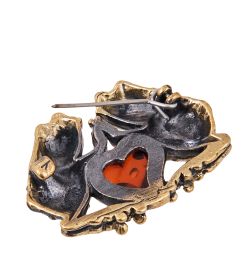 AM-3886 Брошь «Лягушки влюбленные» (латунь, янтарь)