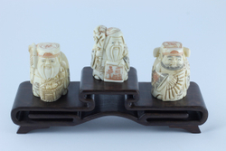 Сет нэцкэ 3 бога Дзюродзин, Фукурокудзю и Бисямонтен на подставке