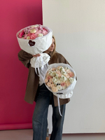 Сборный букет из хризантемы, маттиолы, кустовых пионовидных роз и диантусов крем - размер M