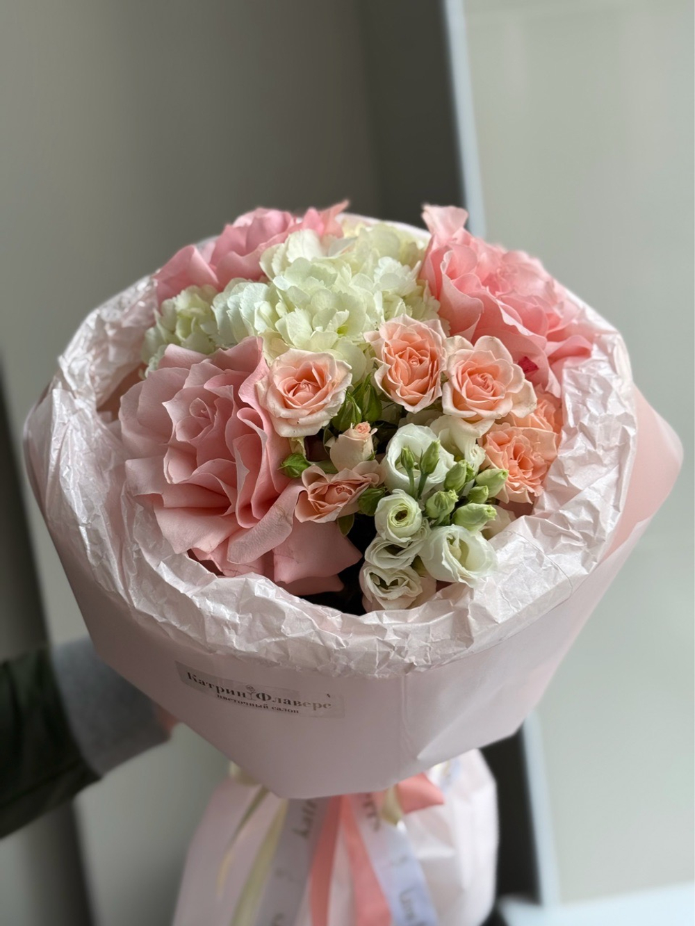 Нежный букет с розами и эустомой романтический