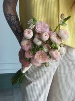 Свадебный букет из кустовых пионовидных роз, орнитогалума и эустомы