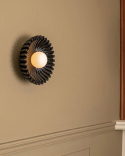 Керамические бра круглой формы в насыщенном тёмно-изумрудном и тёплом жёлтом цветах.