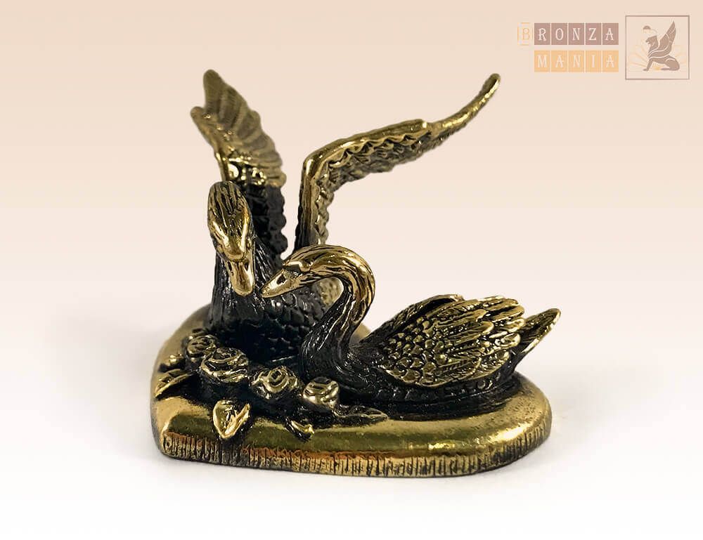 фигурка Лебеди в сердце с цветами