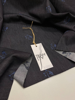 Костюмно-плательный хлопковый джинс с вышивкой (Alta Moda, 97%хлопок/3%эластан+вышивальные нити, Иссиня-черный фон/вышитые рыбки, 160, 266 гр/м2)