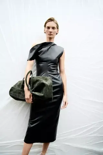 ZARA ПЛАТЬЕ ИЗ ИСКУССТВЕННОЙ КОЖИ СО СБОРКАМИ — ZW COLLECTION, ЧЕРНЫЙ