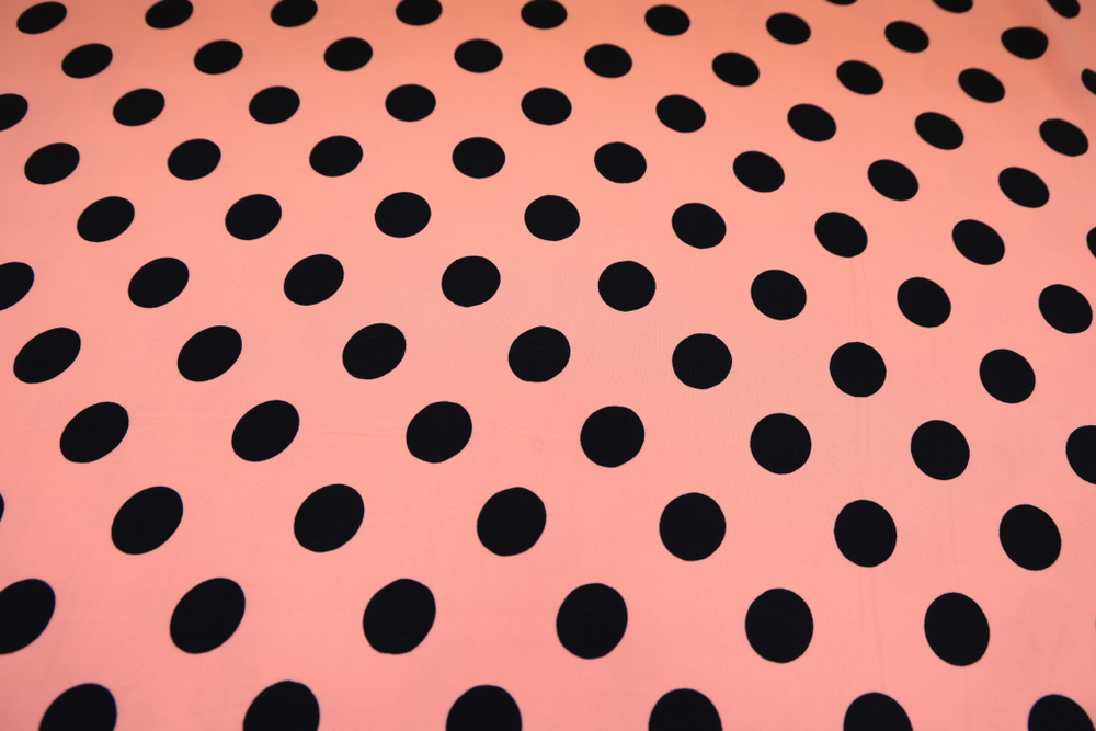 Вискоза персиково-розовая в средний черный горох