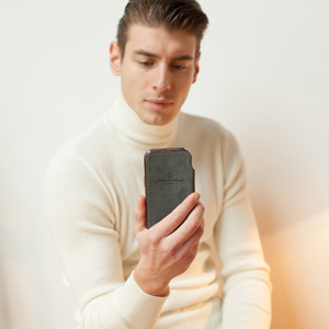 Чехол Benoit для iPhone 13 Pro из кожи питона, темно-коричневого цвета