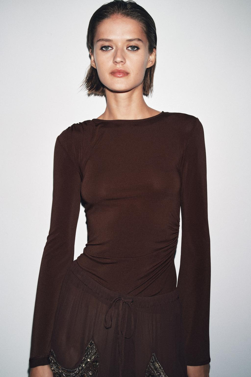 ZARA ФУТБОЛКА С ДЛИННЫМИ РУКАВАМИ И СБОРКАМИ, КОРИЧНЕВЫЙ