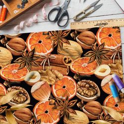 Ткань флис апельсины, корица и орехи на чёрном фоне