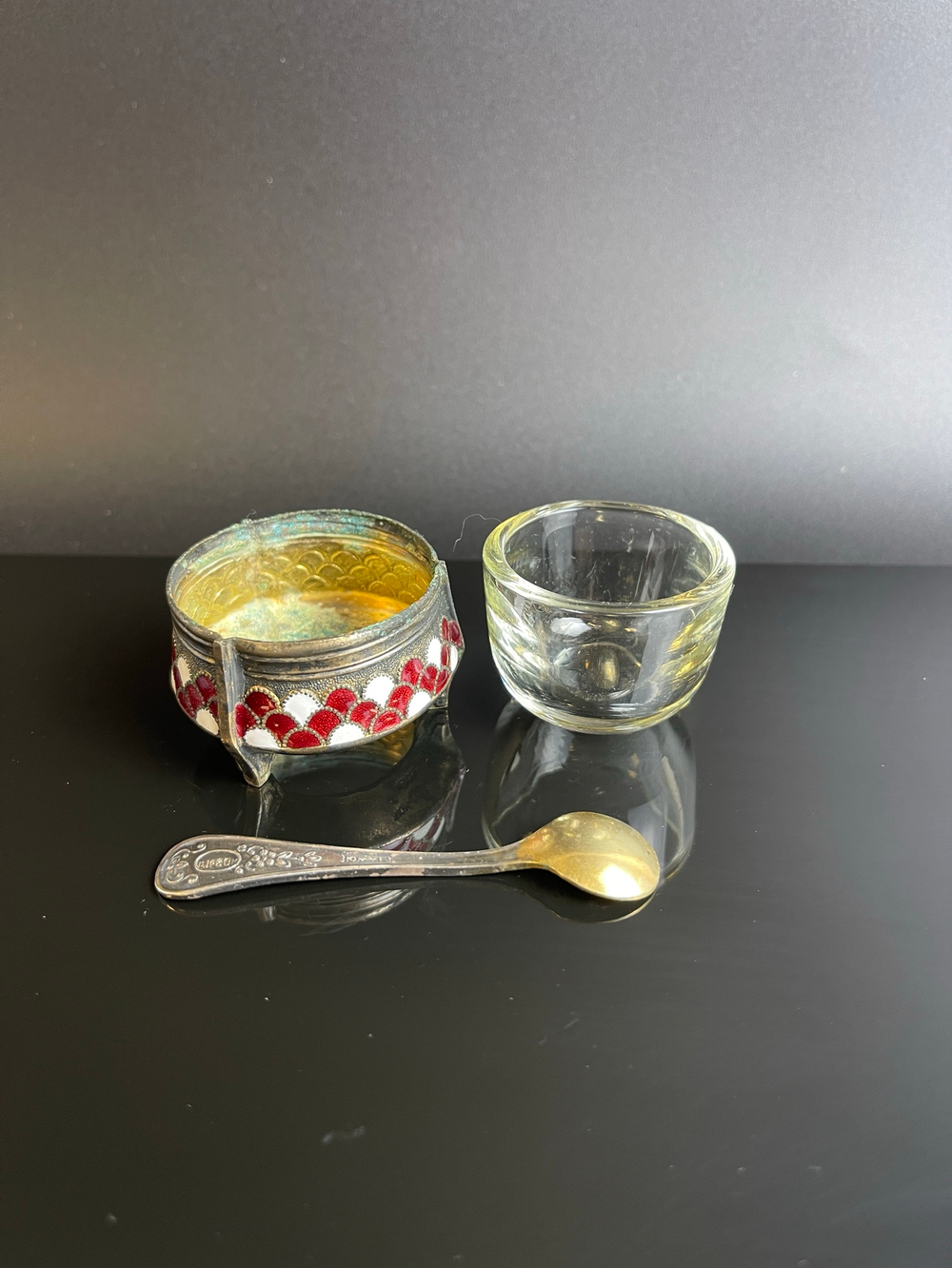 Солонка с ложечкой и декором в виде чешуи, мельхиор (медь-никель), эмали, стекло, золочение, Мстерский завод художественных изделий «Ювелир», СССР, 1970-1990 гг