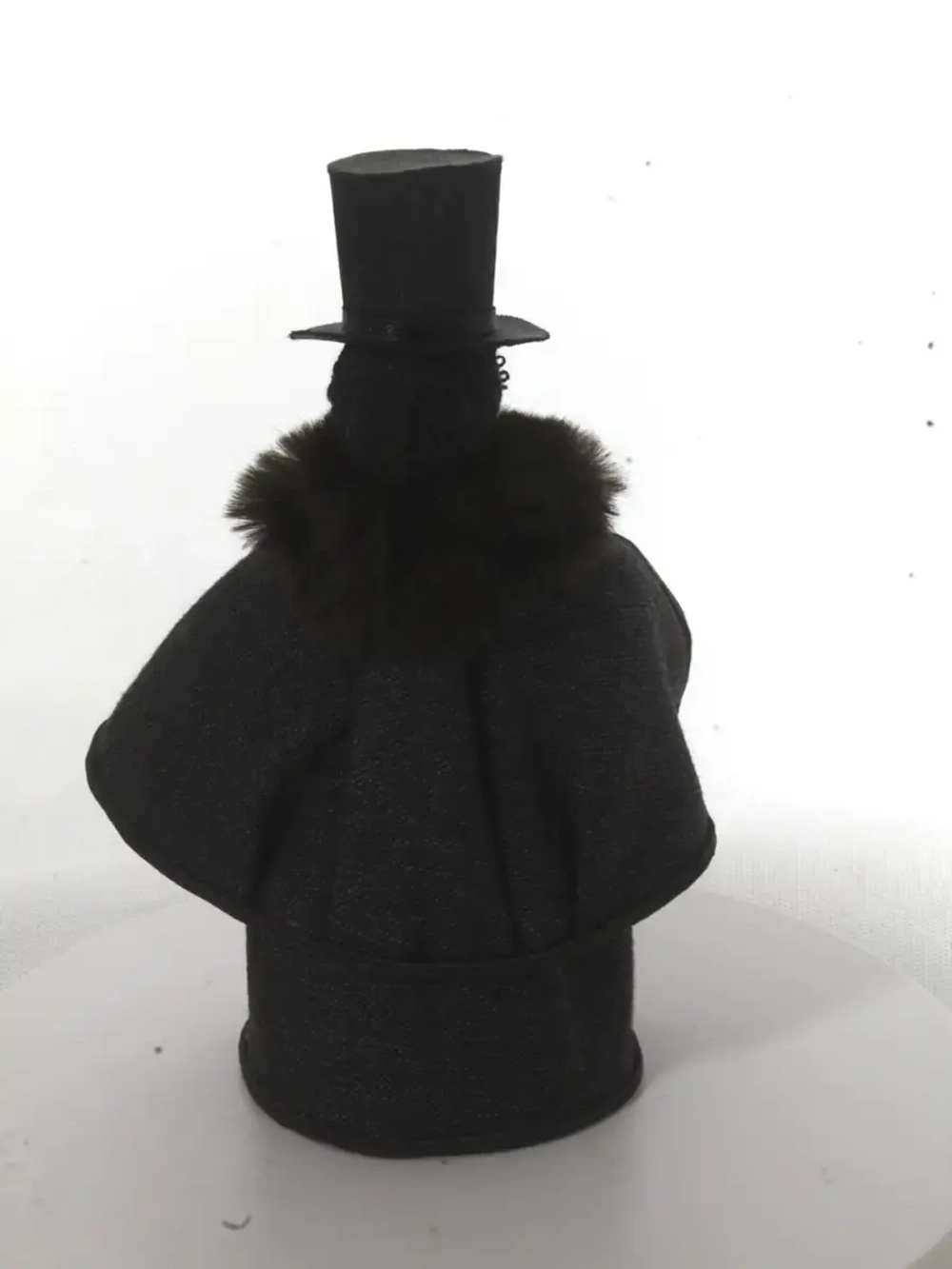 Кукла сувенирная фарфоровая Молодой господин в цилиндре