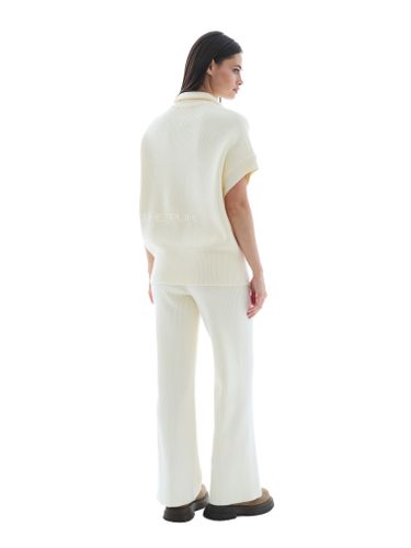 Молочный трикотажный костюм с жилетом