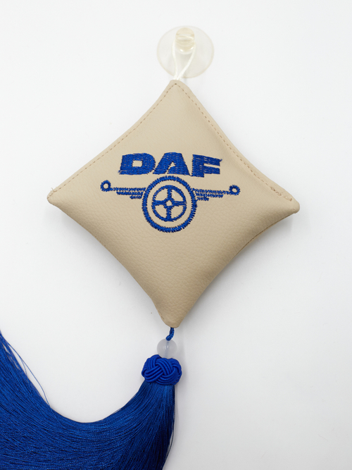 Ромб объемный на присоске DAF (экокожа, бежевый, синяя вышивка, кисть)
