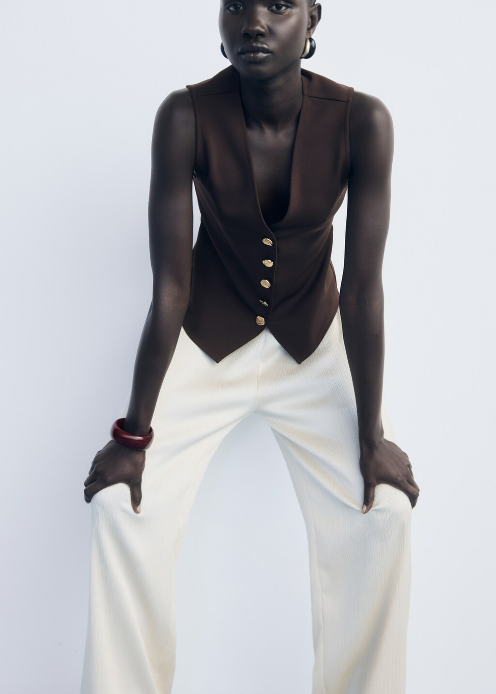 Жилет с декоративными пуговицами