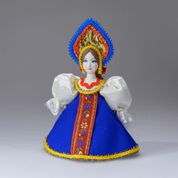 Малая подвесная кукла в кокошнике