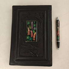 Ежедневник А5 "Люпины" (обложка из натуральной кожи) и ручкой с росписью Палех в футляре