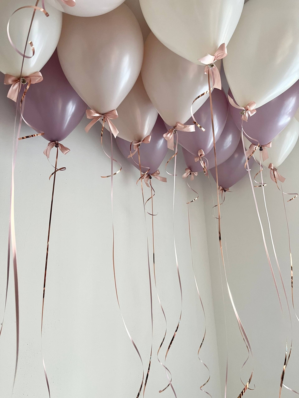 Воздушные шары под потолок с бантиками лаванда/пыльная роза/песок №4113