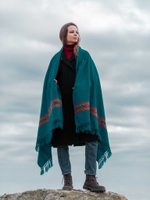 Шерстяной палантин с вышивкой