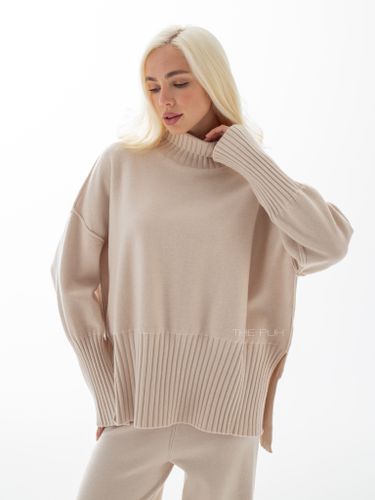 Бежевый трикотажный костюм с широкими резинками
