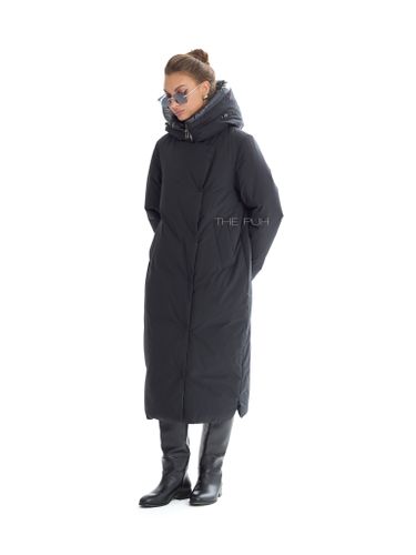 Длинный пуховик черного цвета с поясом