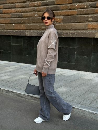 Свитер с узором на рукавах в цвете капучино