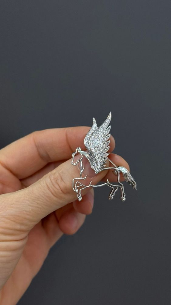 Брошь Пегас с цирконами, оттенок серебро Брошь Пегас с цирконами, оттенок серебро