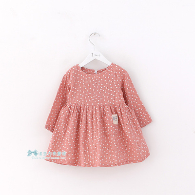 Платье в цветочек с широкой юбкой в складку и накладным карманом