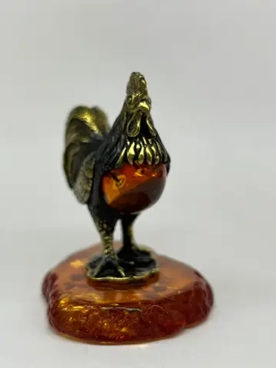 Бронзовая статуэтка на янтаре