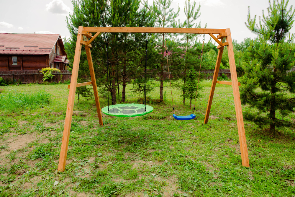 Деревянные качели с качелями гнездо Свиби