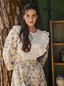 Платье миди с вырезом