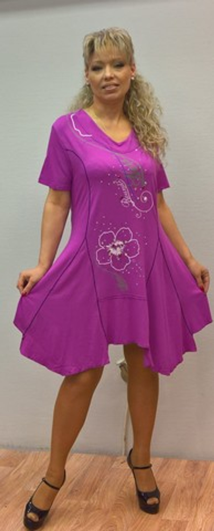 Яркая туника-платье со стразами и оригинальным рисунком