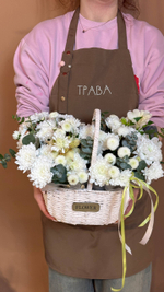 Корзина с цветами "Любимка", хризантема, дубки, альстрамерия, эвкалипт