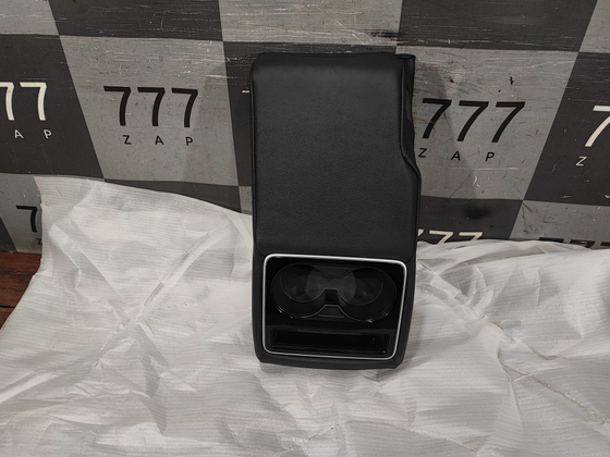 Подлокотник задний Toyota Camry (XV70/XV80) Б/У Оригинал 7134906050C0