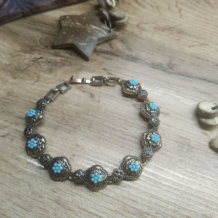 Браслет Vogue Клевер вензеля бусинки голубые металл золотистый на красном бархате